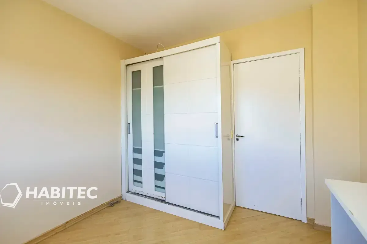 4-bedroom apartment with 2 bathrooms and a balcony — photo 24