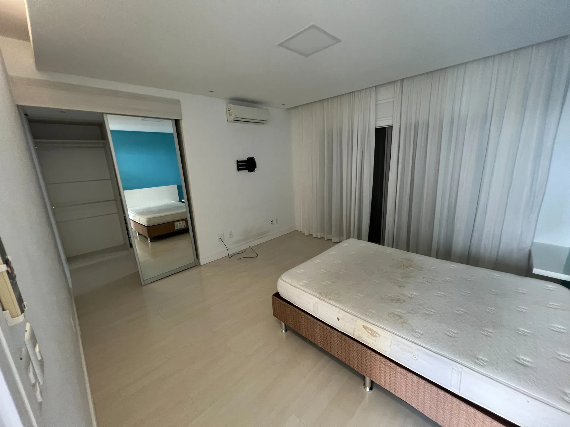 Furnished house with 6 en-suite bedrooms and private BBQ — photo 8