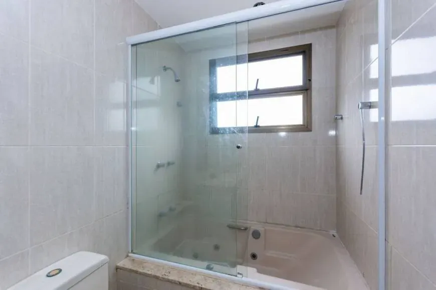 183 m² apartment with a walk-in closet and a bathtub — photo 38