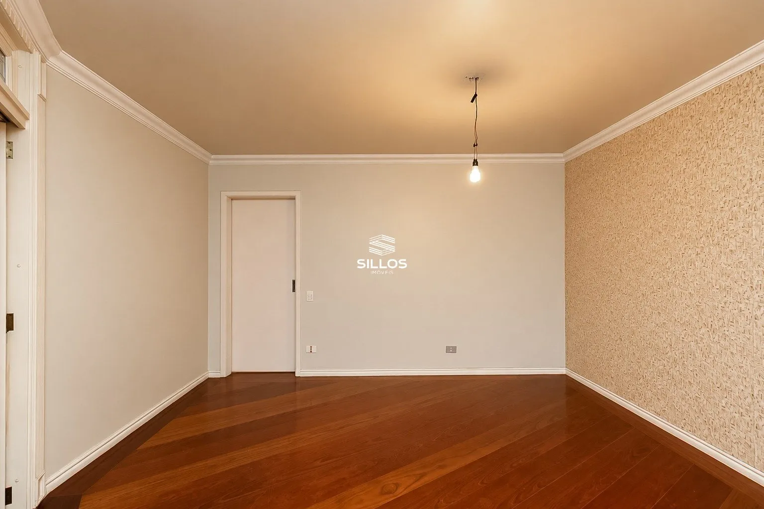 4-bedroom house with a fireplace — photo 30
