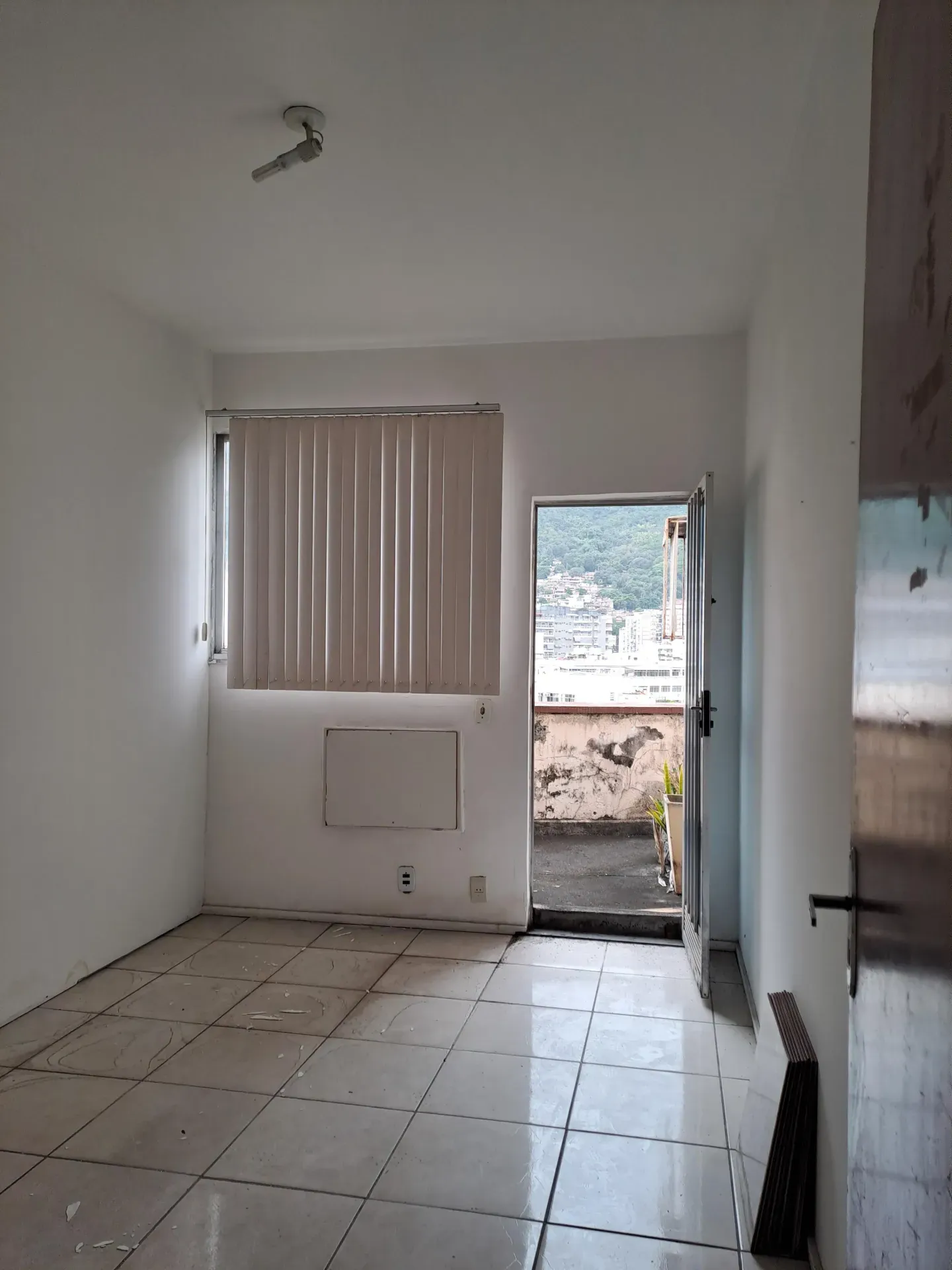 Unfurnished apartment with 300 m² on the 11th floor — photo 4