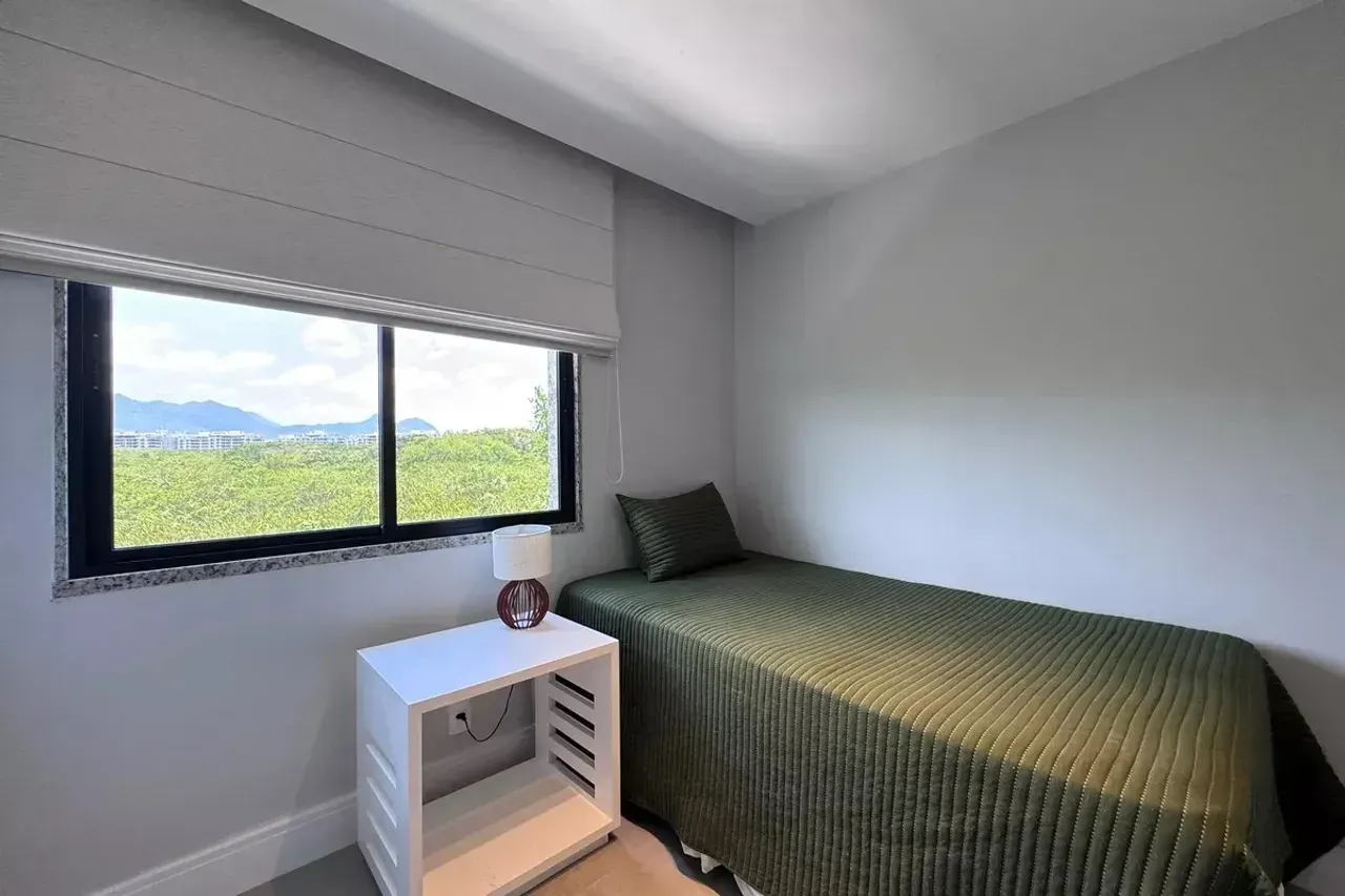 Casa de 4 dormitorios con ventanales de piso a techo — photo 27