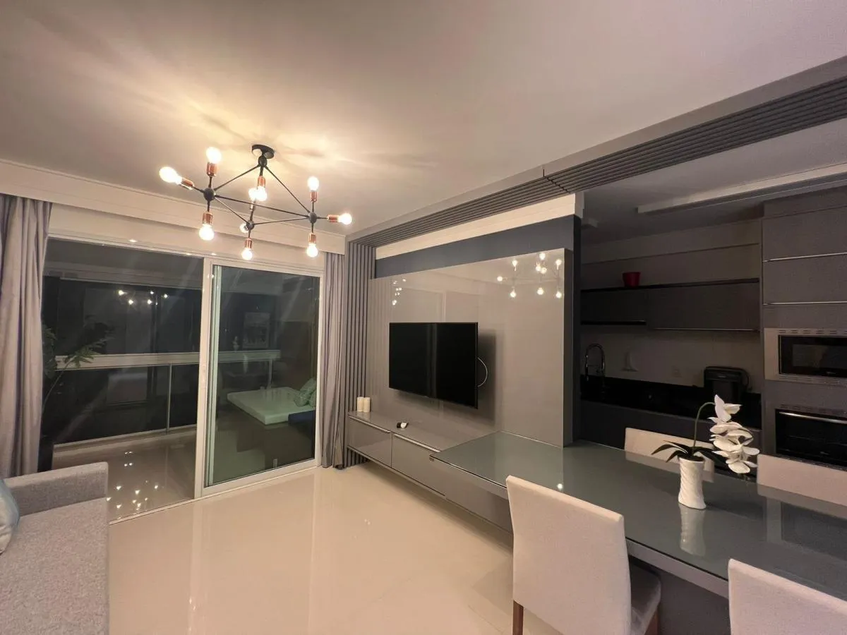 Меблированная квартира с 2 спальнями с ванной и 94 м²