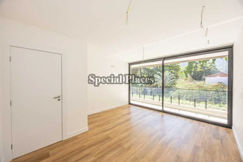 Unfurnished house with 5 bedrooms and an open-plan kitchen — photo 4