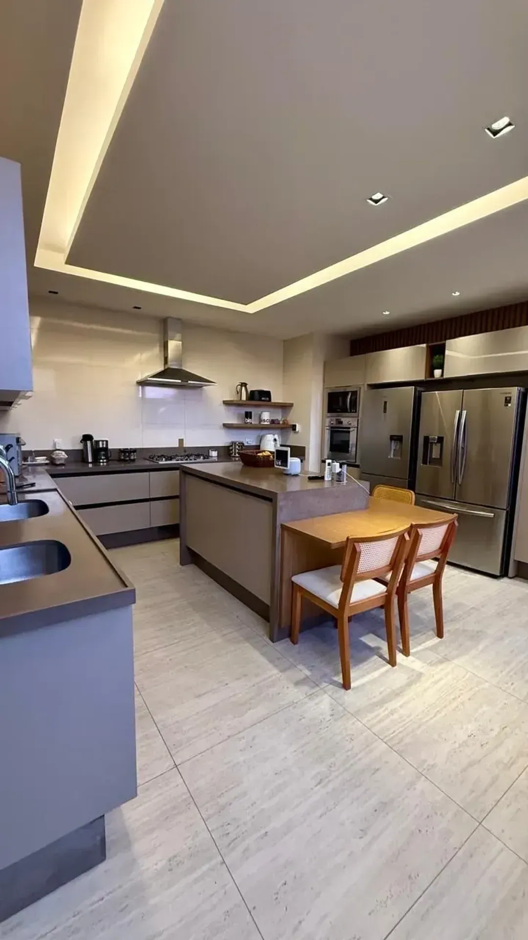 Casa mobiliada com 6 quartos, 7 banheiros e 3 vagas