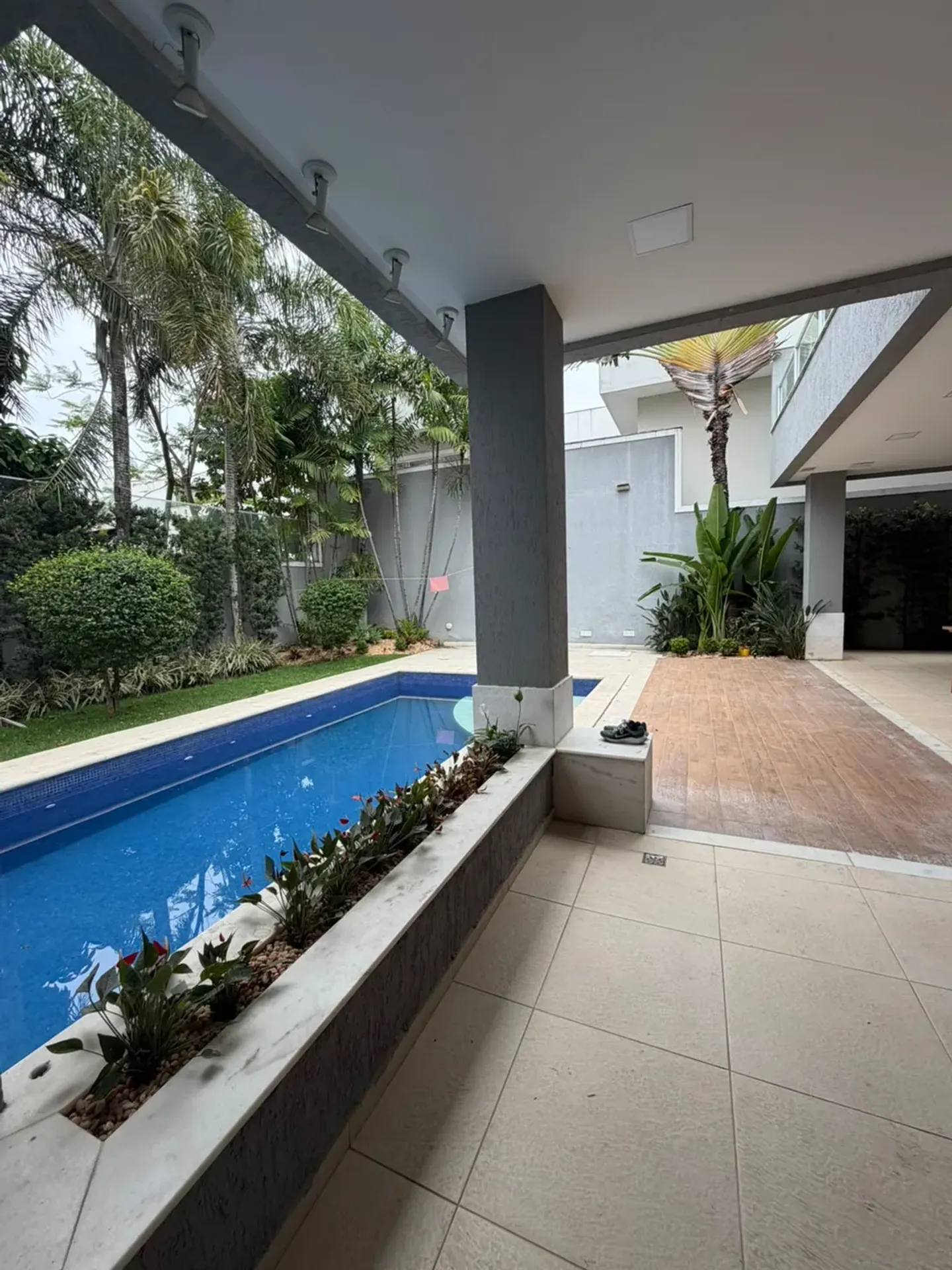 700 m² house with a garden and a bathtub — photo 17