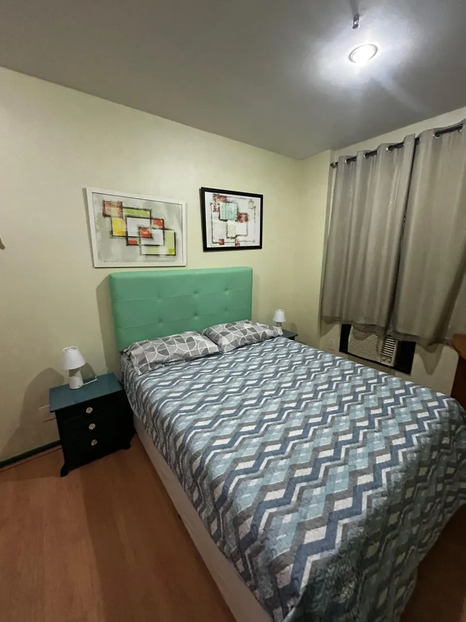 One-bedroom apartment with wood or laminate floors — photo 12