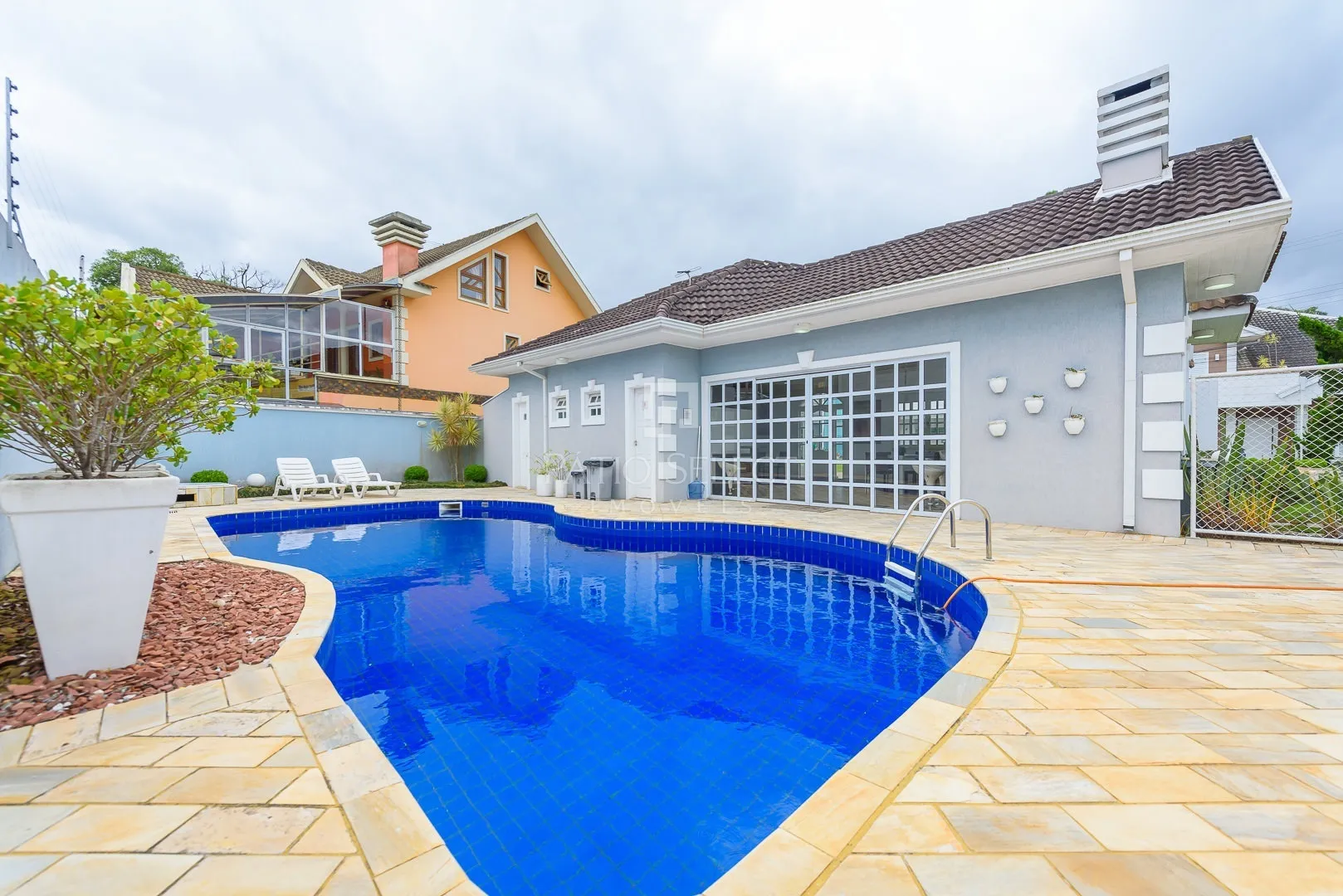 Furnished house, 305 m², with a bathtub — photo 85