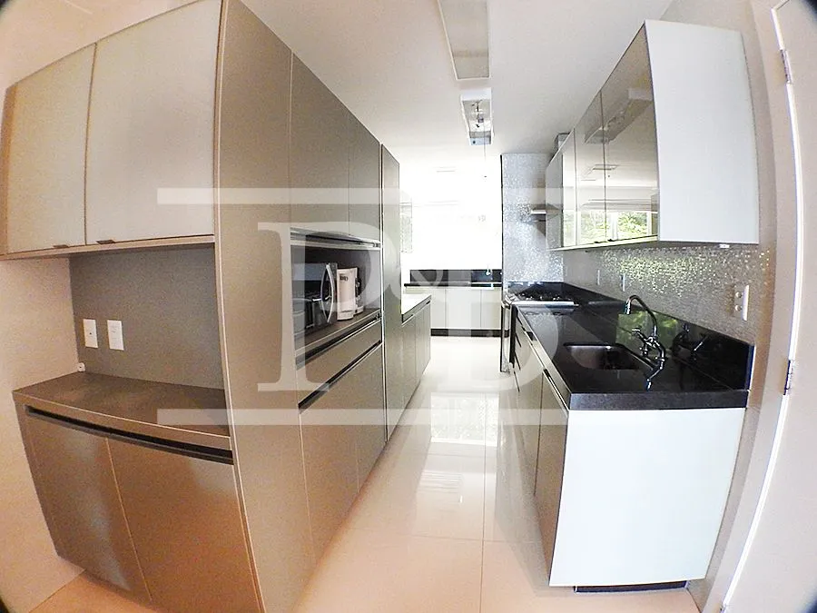 4-bedroom apartment with glassed-in balcony — photo 33