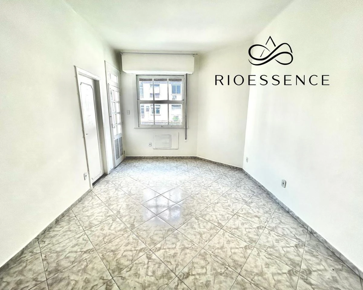 Glass-enclosed balcony in a one-bedroom apartment, 48 m² — photo 11