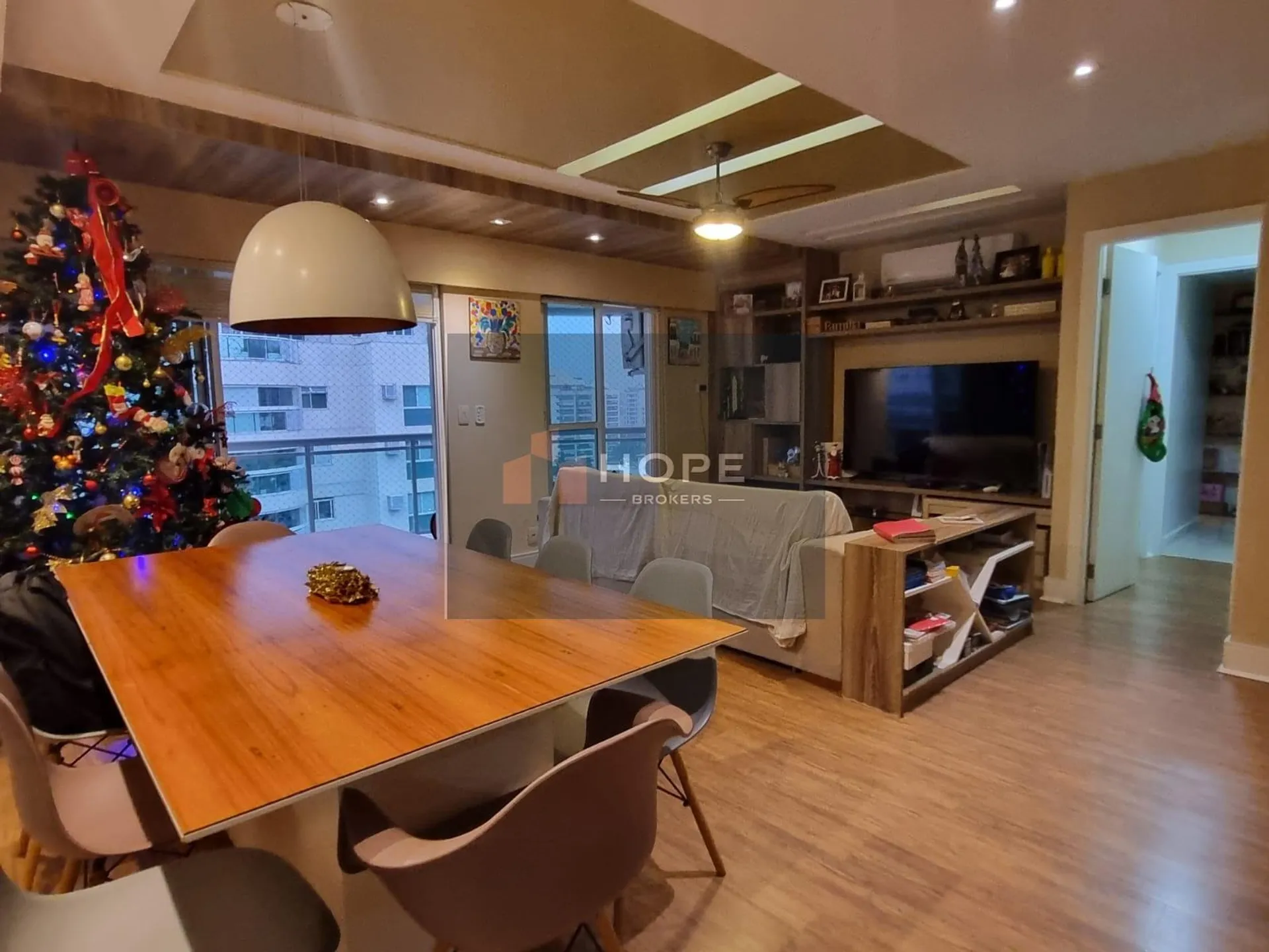 Walk-in closet in a 3-bedroom apartment, 200 m² — photo 2