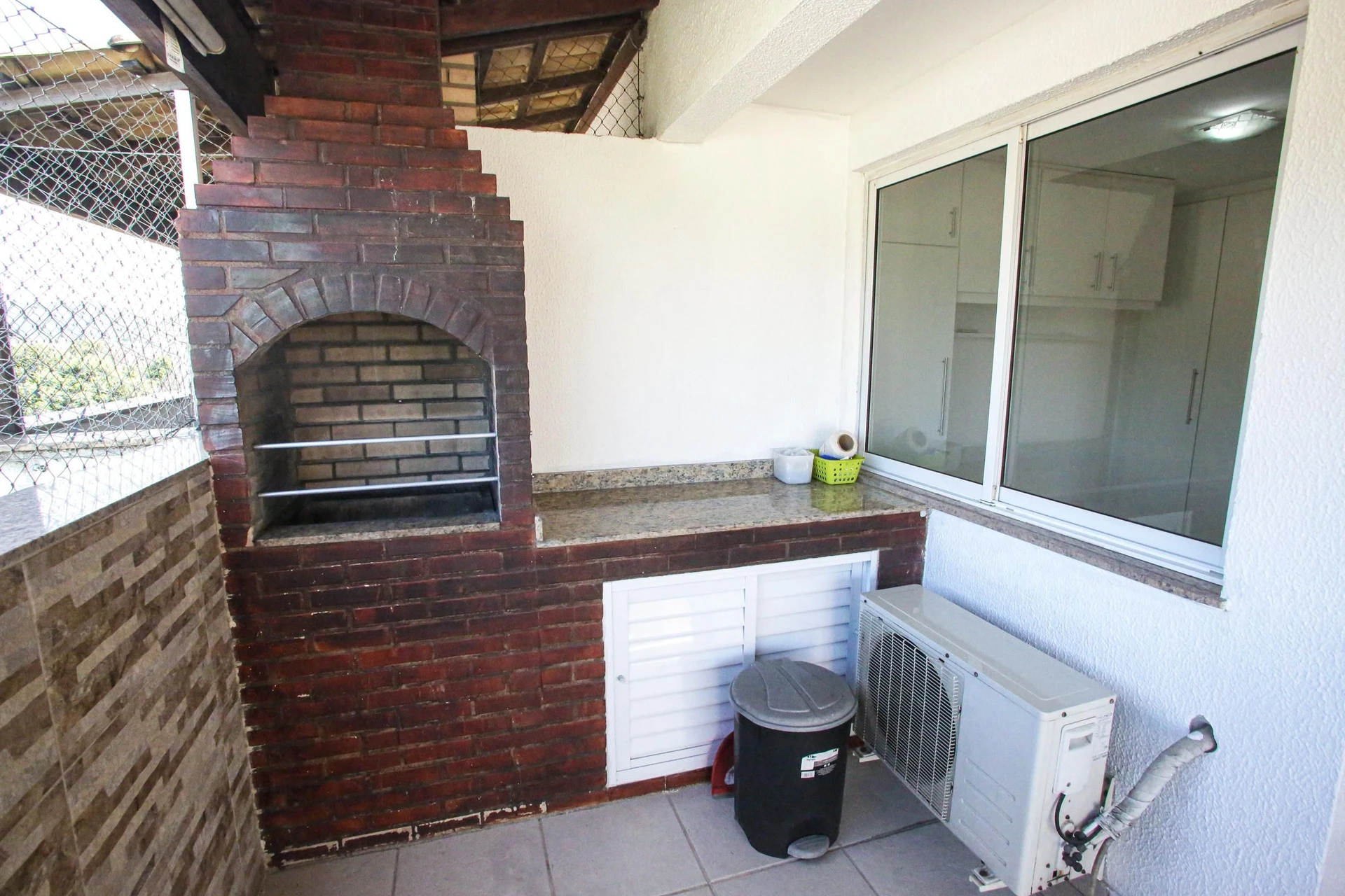 Glass-enclosed balcony in a 3-bedroom apartment, 131 m² — photo 49
