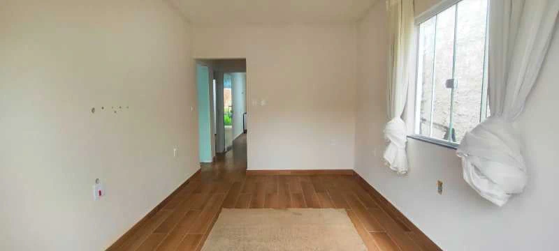 House with 3 bedrooms and a glass shower enclosure — photo 3