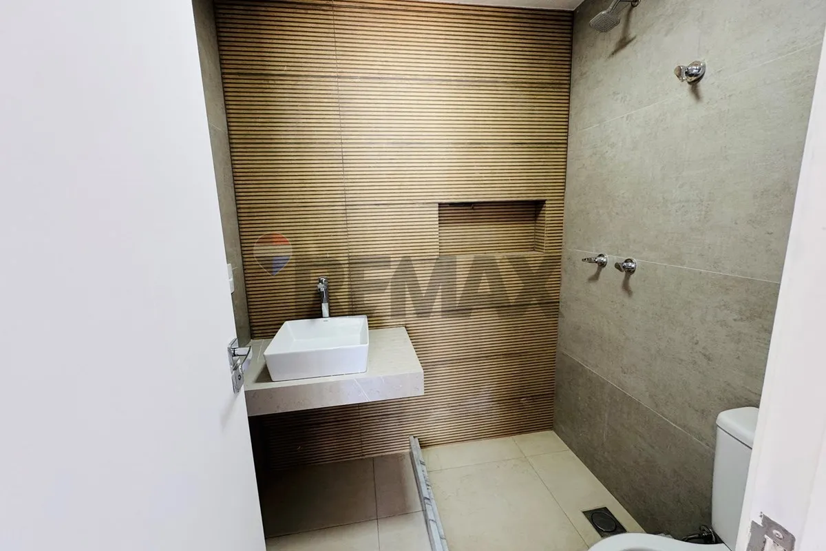 Bathtub in a 4-bedroom house, 319 m² — photo 5