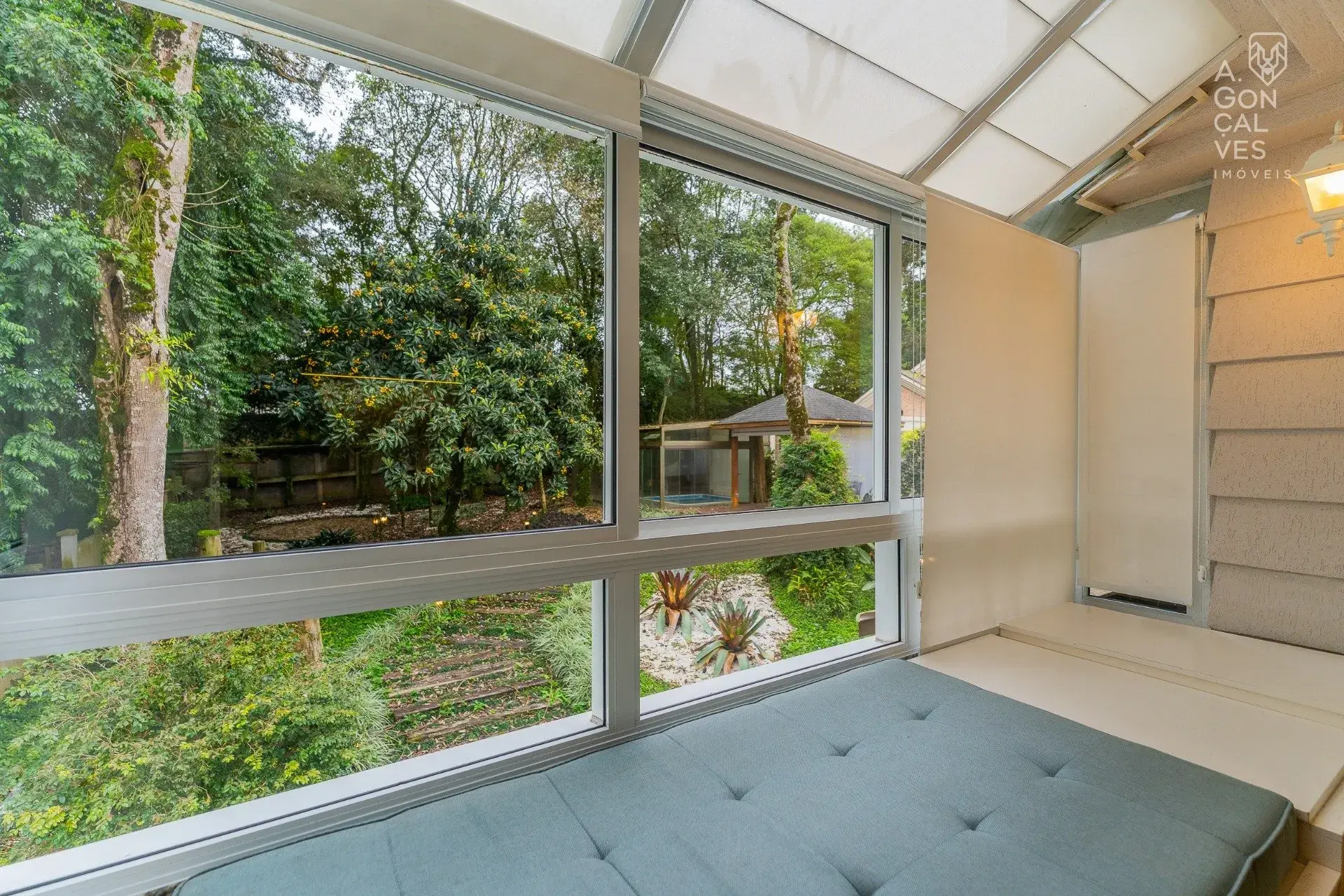 House with 4 bedrooms and 5 bathrooms, 5 parking spots — photo 40