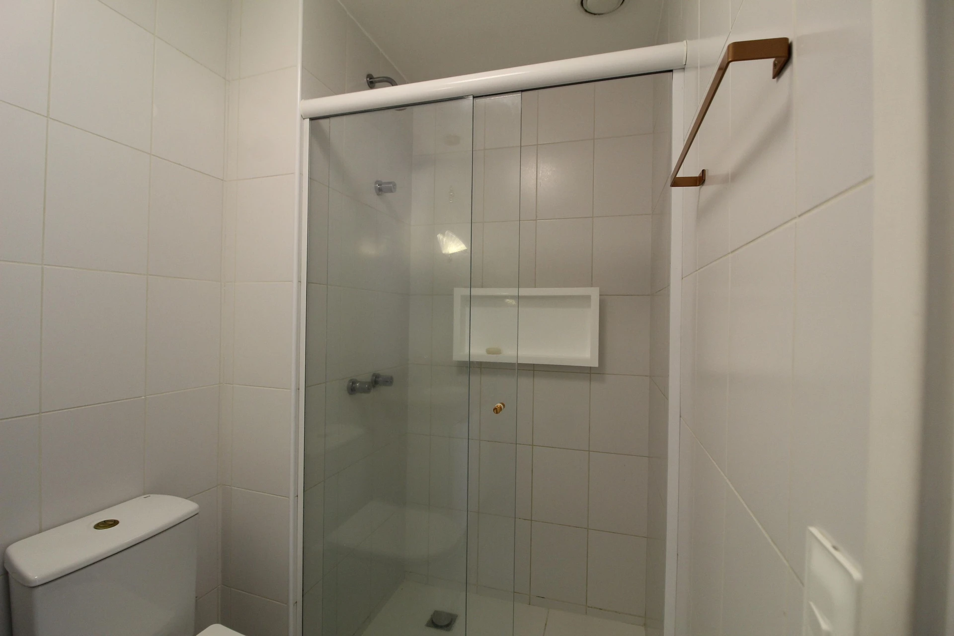 Balcony with a grill in a 2-bedroom apartment, 90 m² — photo 16
