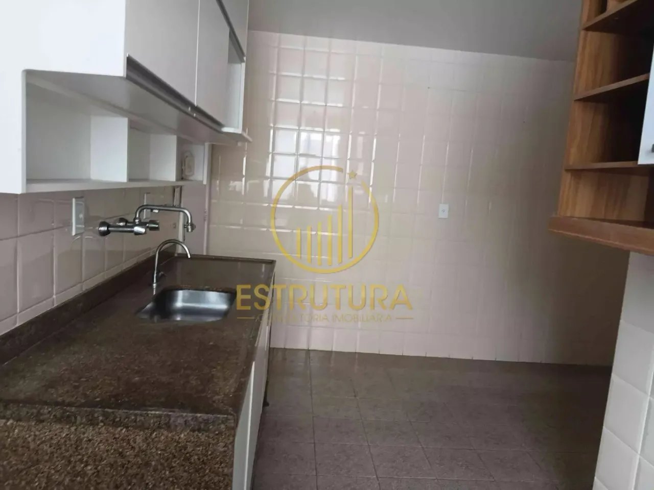 4-bedroom apartment with 3 bathrooms and a balcony — photo 5