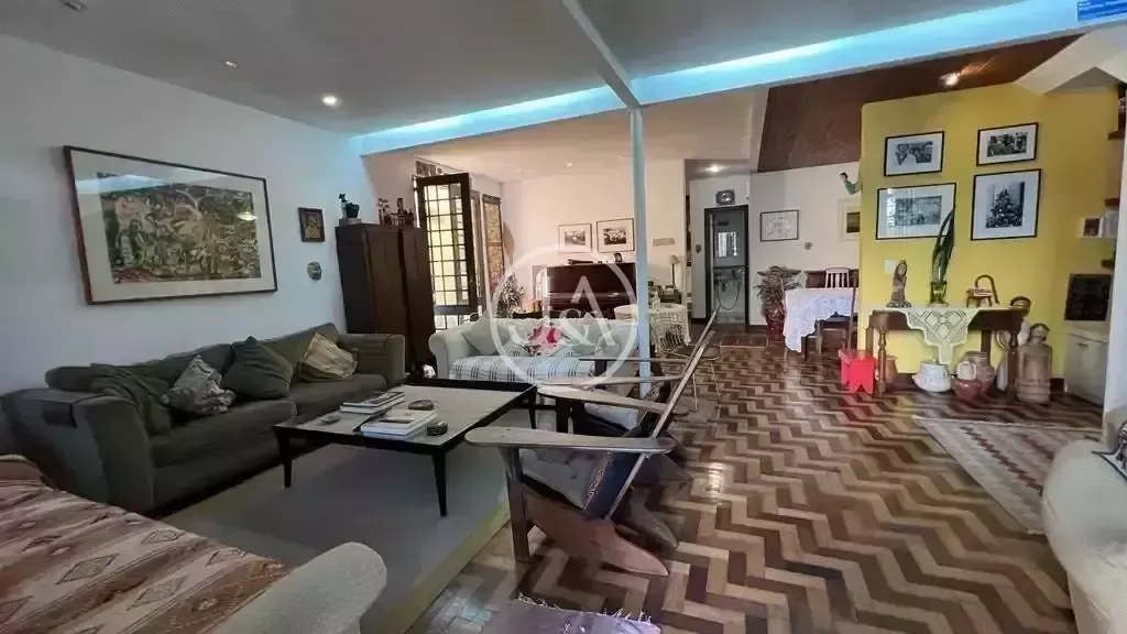 House with 4 bedrooms and a gas stove — photo 3