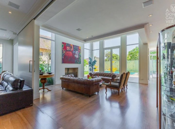 House with 5 bedrooms and 905 m² plus 6 parking spots