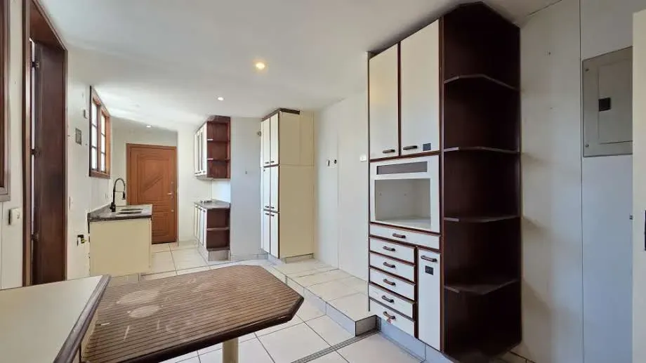 190 m² apartment with 4 bedrooms and 4 bathrooms — photo 38