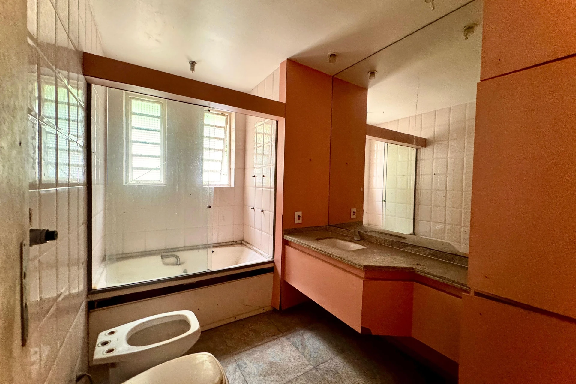 Casa, 888 m², com banheira — photo 26