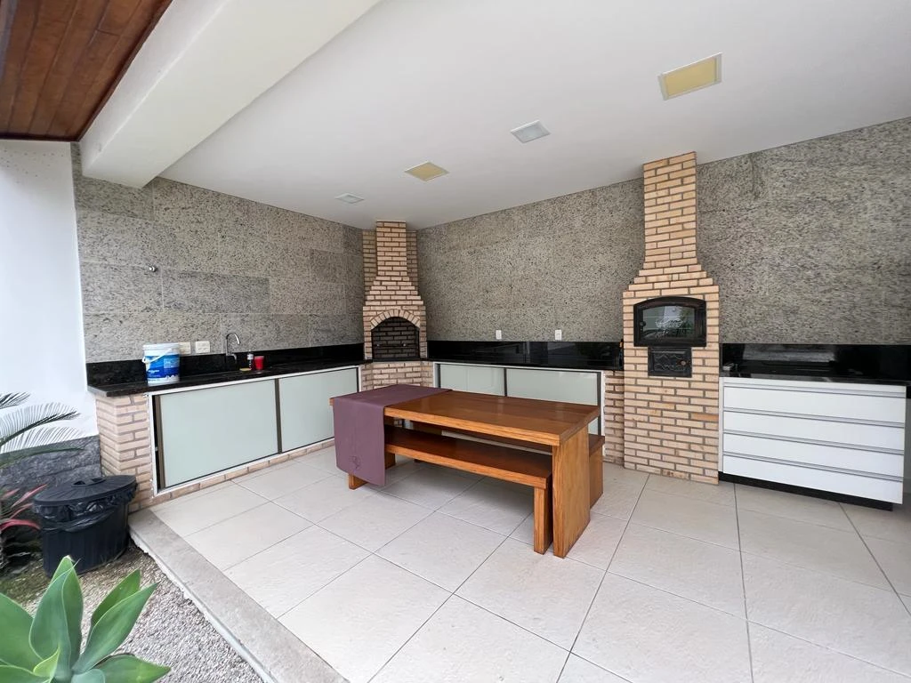 Furnished 700 m² house with 4 en-suites and 4 parking — photo 18