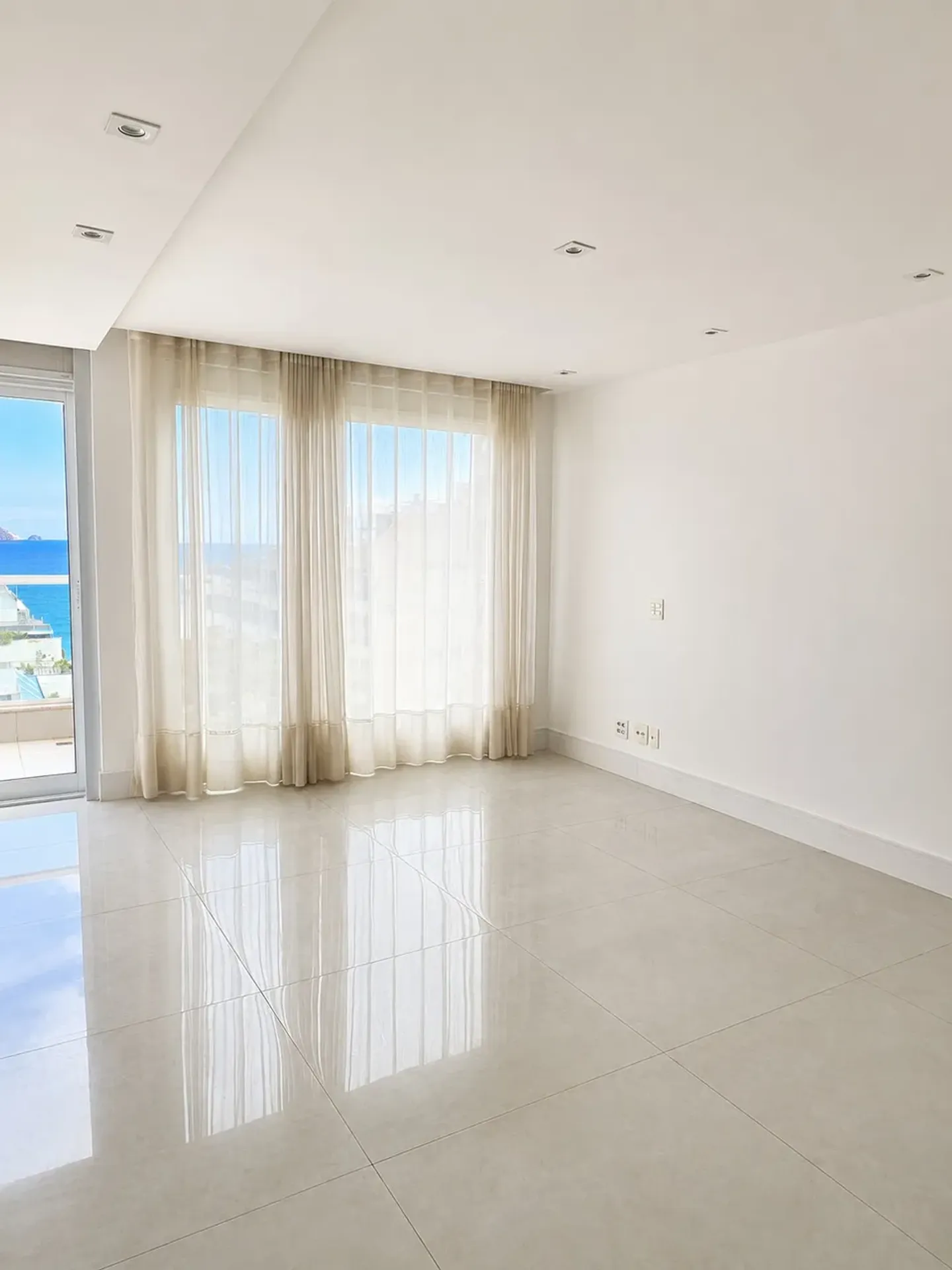 Furnished apartment with 3 bedrooms and 4 bathrooms — photo 23