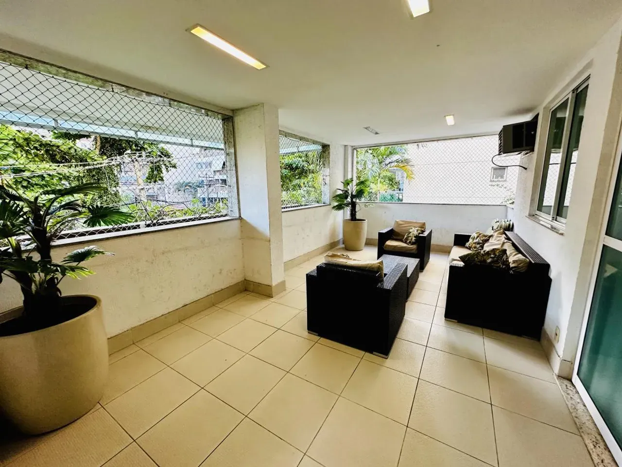 Furnished apartment, 198 m², with floor-to-ceiling windows — photo 37