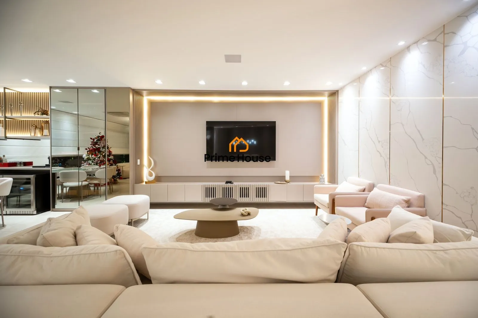 Furnished 4-bedroom apartment with 266 m² — photo 2