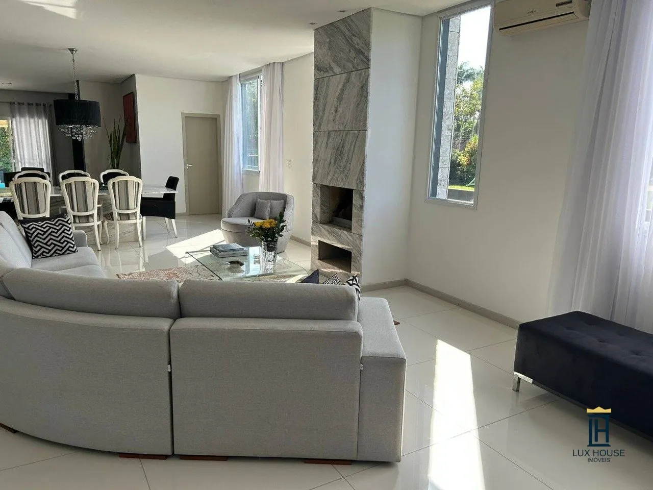 House with 4 en-suites and a gas stove plus 2 parking spots