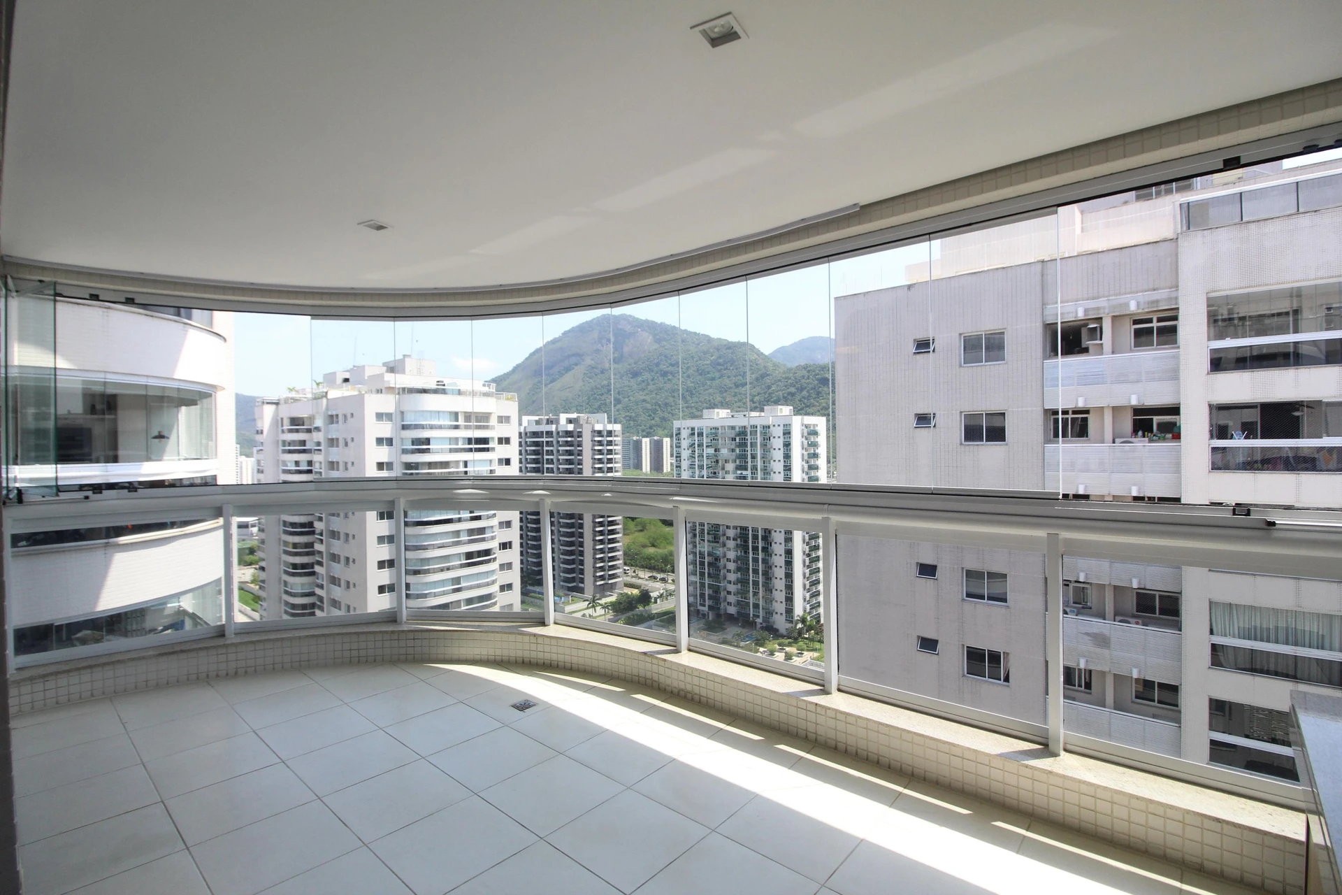 Balcony with a grill in a 2-bedroom apartment, 90 m²