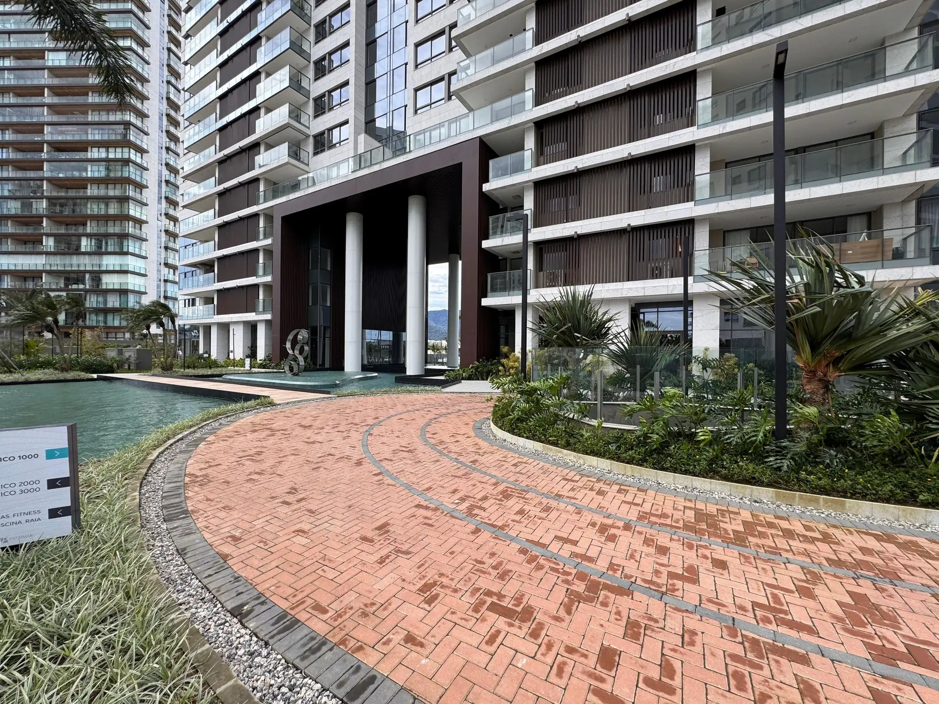 Furnished apartment with 3 en-suite bedrooms and balcony — photo 4