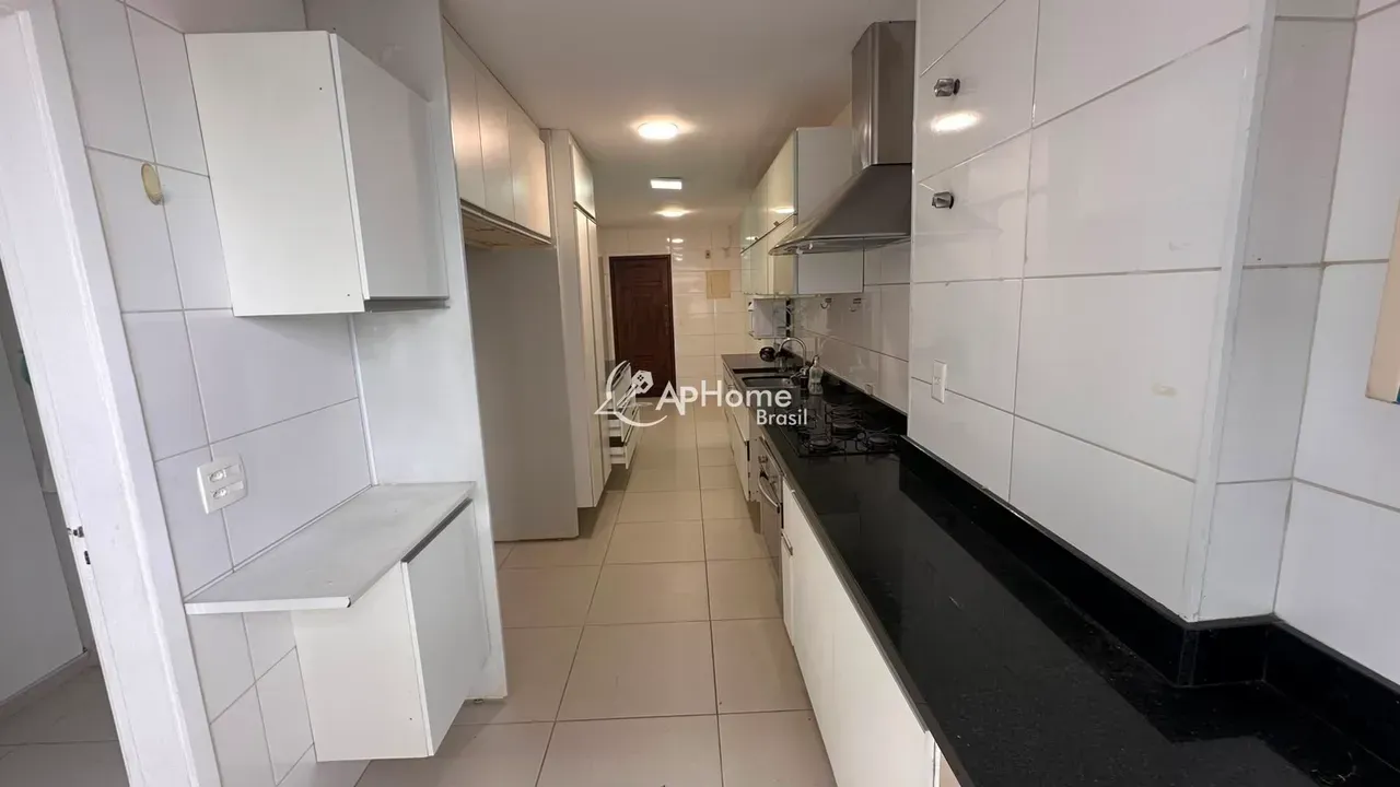 Unfurnished 4-bedroom apartment with glassed-in balcony — photo 19