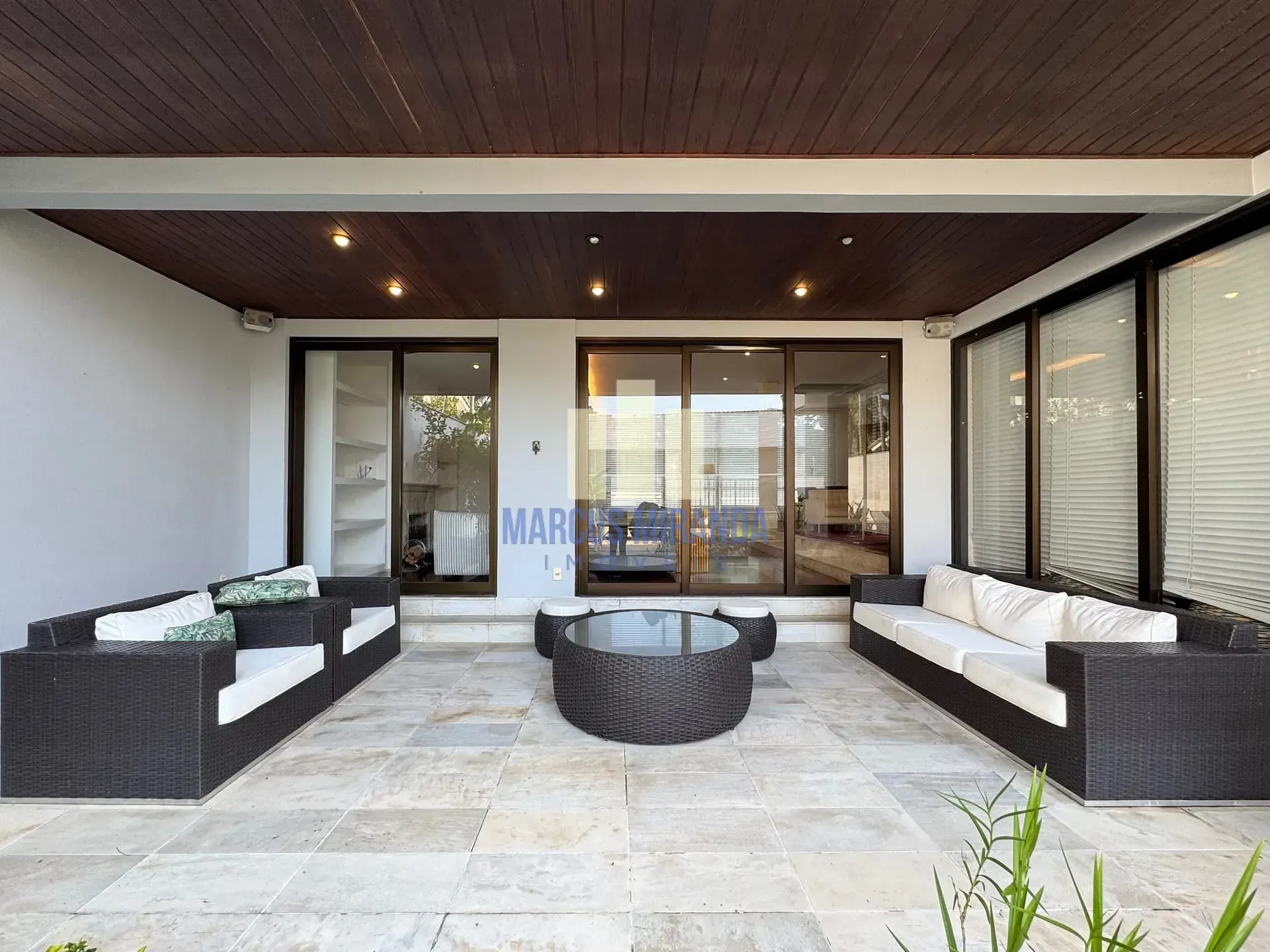 House with 5 bedrooms and 834 m², 6 parking and 9 baths — photo 31
