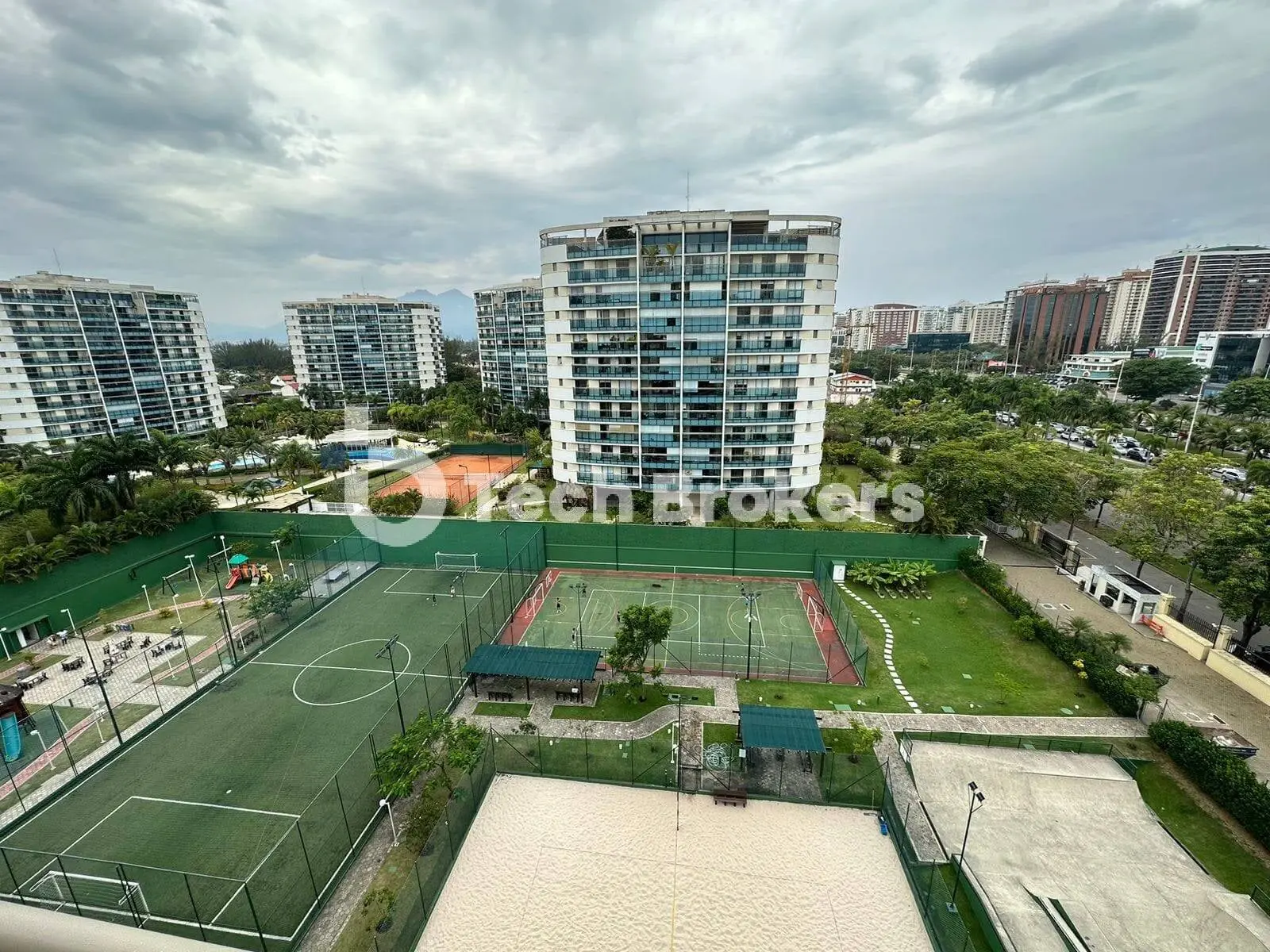 Park view in a 4-bedroom apartment, 206 m² — photo 10