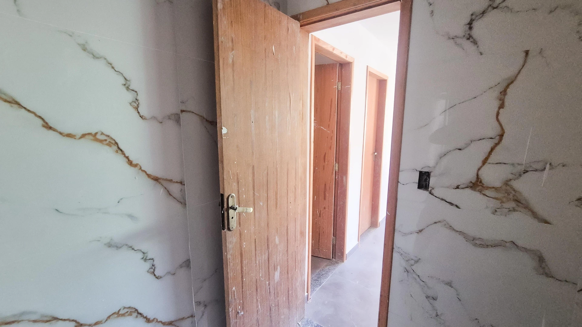 Apartamento com 2 quartos e box de vidro no banheiro — photo 24