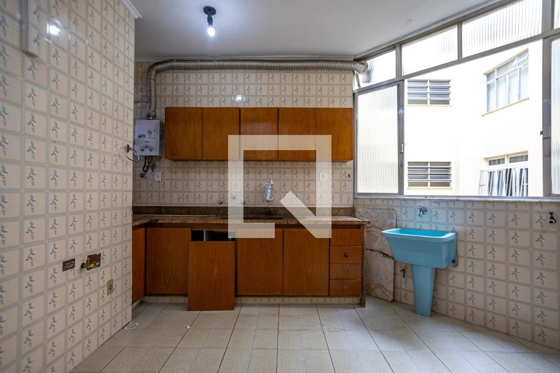 Wood or laminate floors in a 3-bedroom apartment, 85 m² — photo 10
