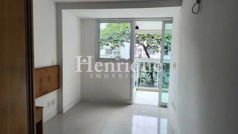 4-bedroom 4-bath apartment with a glassed-in balcony — photo 9
