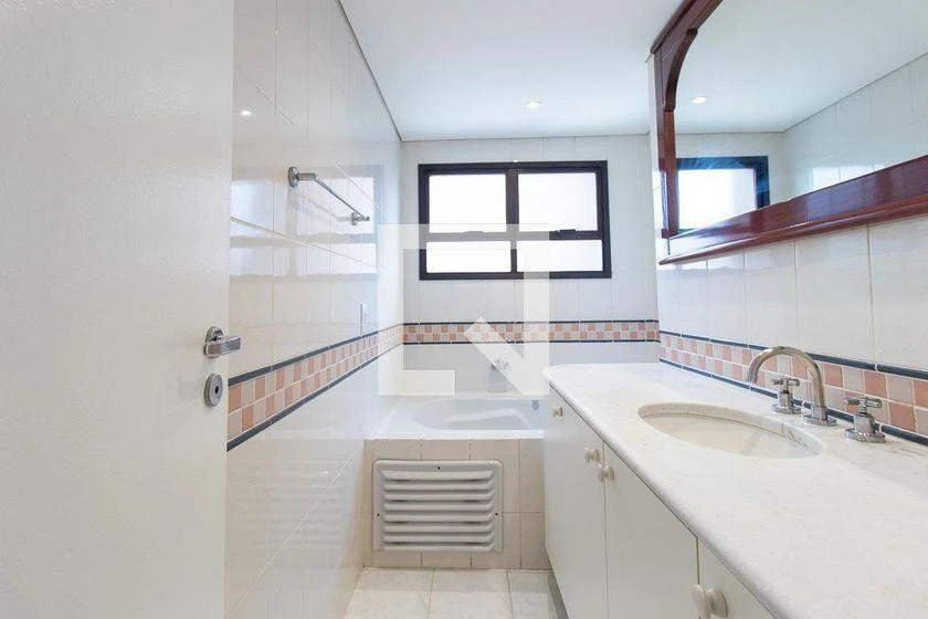 Bathtub in a 3-bedroom apartment, 176 m² — photo 29