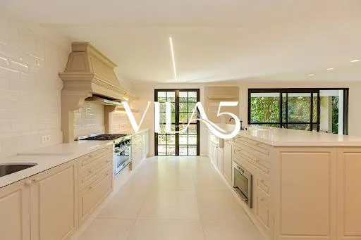3-bedroom house with a bathtub in Curitiba — photo 38
