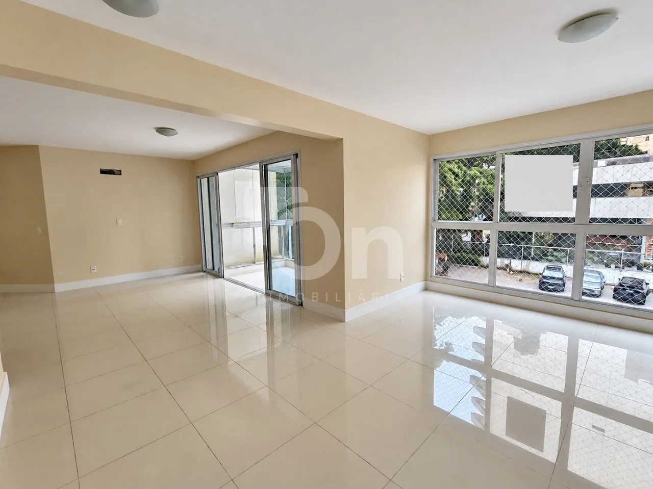Bathtub in a 4-bedroom apartment, 178 m² — photo 5