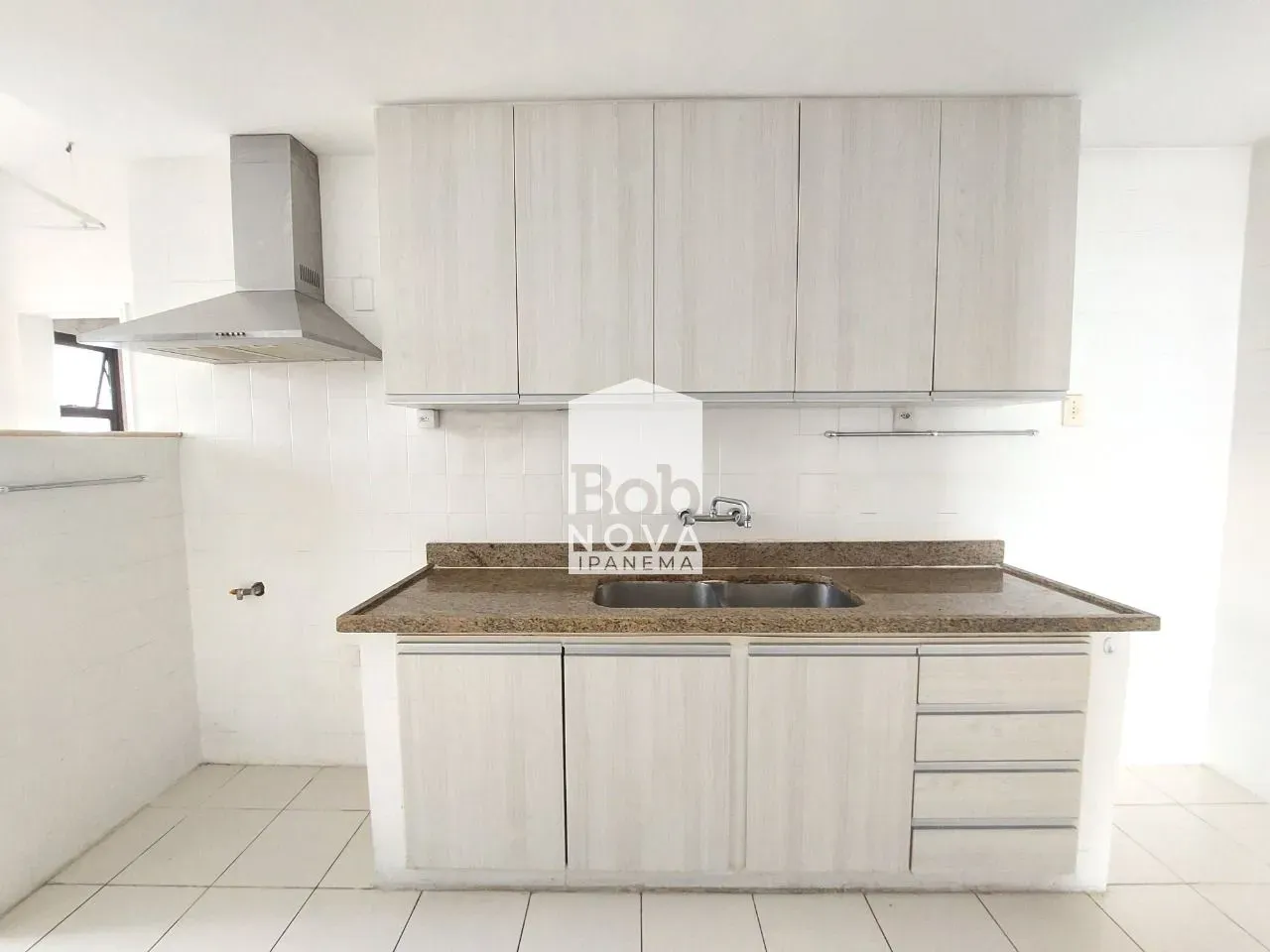 Unfurnished 161 m² apartment with a closed kitchen — photo 31
