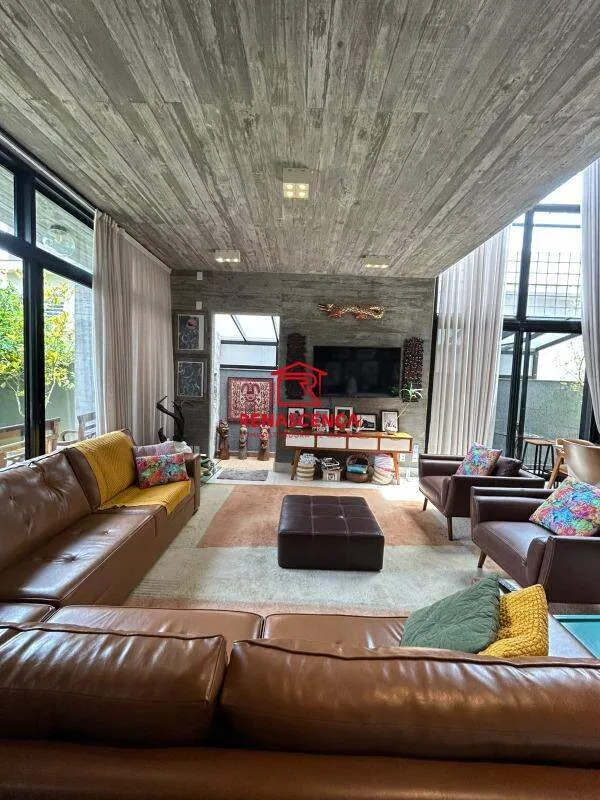 Casa amueblada, 780 m², con balcón cerrado con vidrio