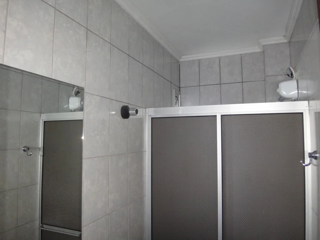Balcony with a grill in a one-bedroom apartment, 72 m² — photo 9