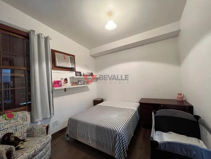 Unfurnished 400 m² house with 7 bedrooms and 7 parking spaces