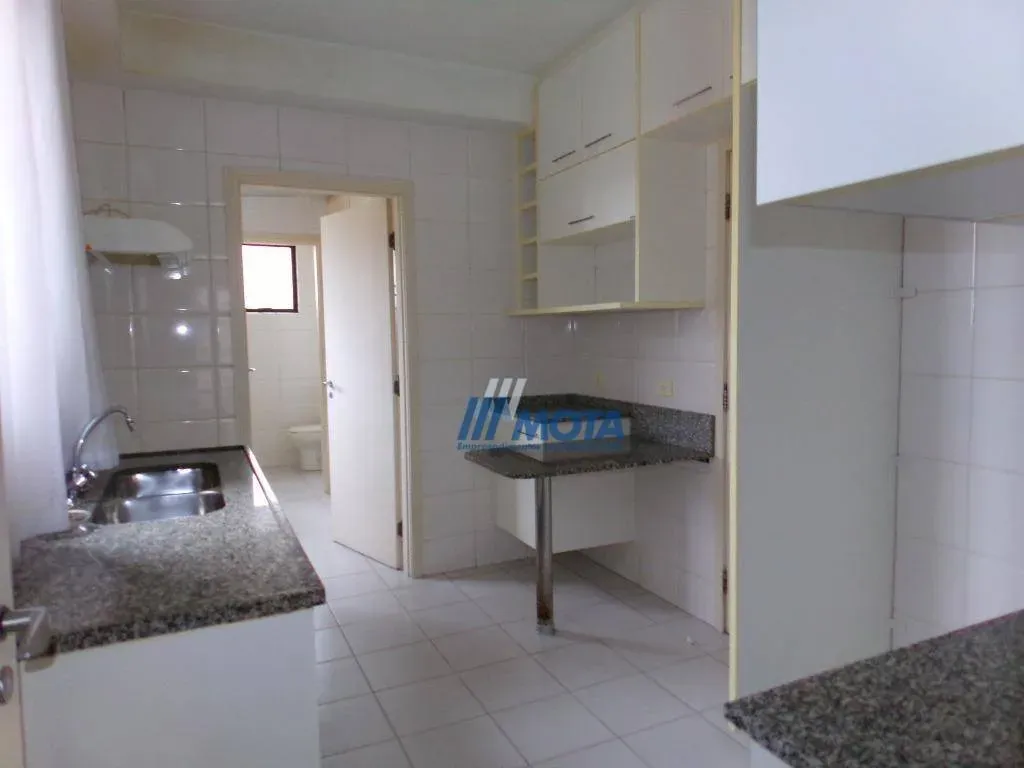 3-bedroom apartment with a bathtub — photo 2