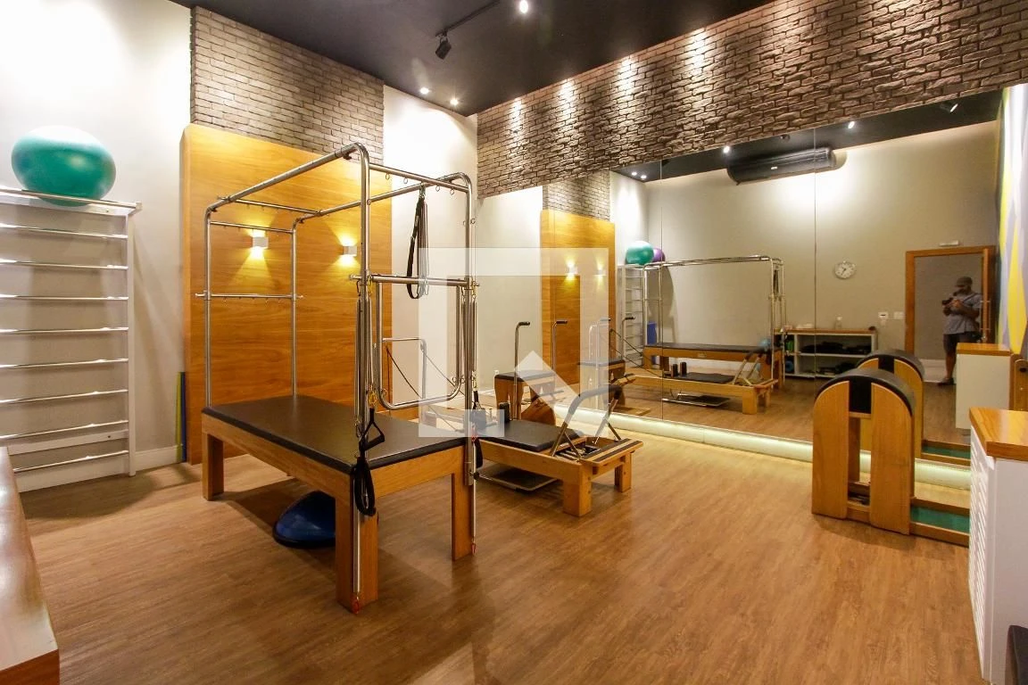 Walk-in closet in a 3-bedroom apartment, 200 m² — photo 48