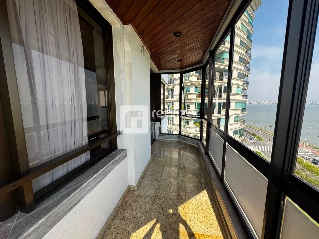 Apartamento de 290 m² com 4 dormitórios e varanda envidraçada — photo 10