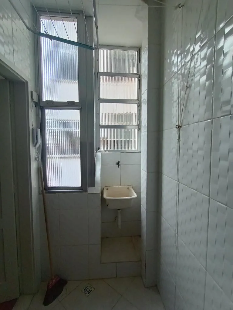 Wood or laminate floors in a one-bedroom apartment, 62 m² — photo 15