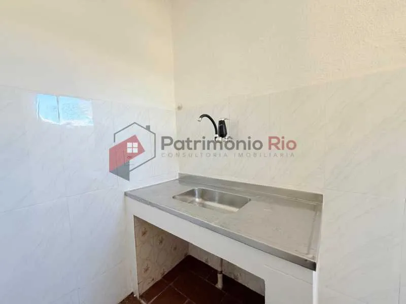 1-bedroom apartment with a compact kitchenette — photo 2